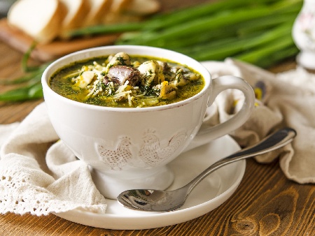 Вкусна супа (чорба) с пилешки дреболии - дробчета, сърца и воденички с картофи, фиде и застройка - снимка на рецептата